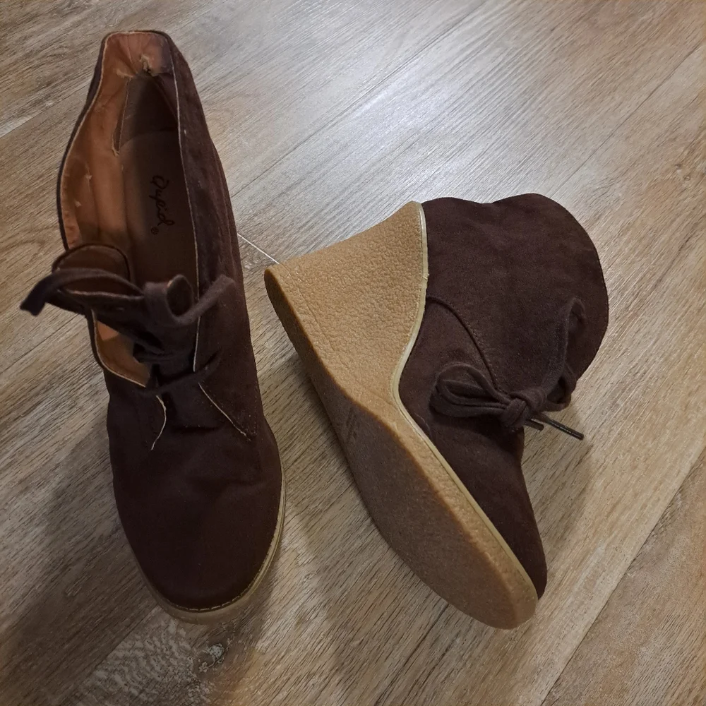 Qupid Brown Faux Suede Lace-up Wedge Ankle Booties Women's Size 10